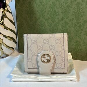 Gorgeous Gucci Interlocking Stud Bifold Wallet